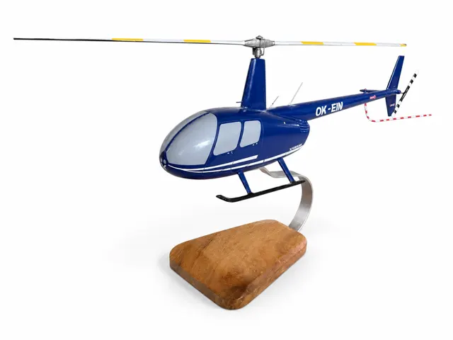 Seitenansicht des handbemalten Robinson-R44-Modells mit gestreiftem Heckrotor-Detail.
