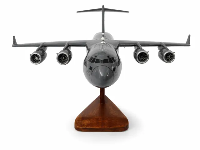 Graues C-17-Globemaster-III-Modell mit detaillierten Triebwerksgondeln.